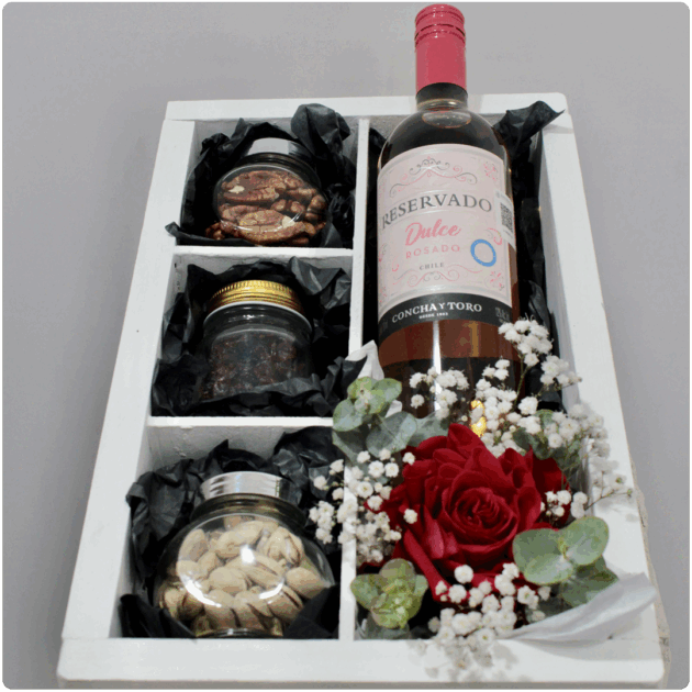 Detalle de flores contiene un vino reservado dulces +  frascos para batanear